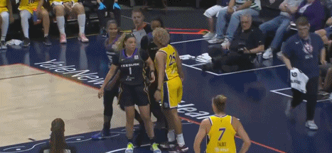 姐妹们要打架吗？克拉伦登和邦纳面对面激烈地互骂脏话 裁判吹罚双方技术犯规