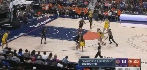 继续努力！李月汝半场替补出场13分钟 3投2中得到4分1助攻 