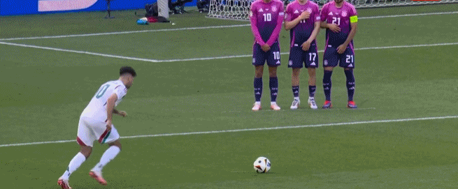 🧤太稳定了！索博斯莱制造出危险的任意球 诺伊尔双手将球挡出 