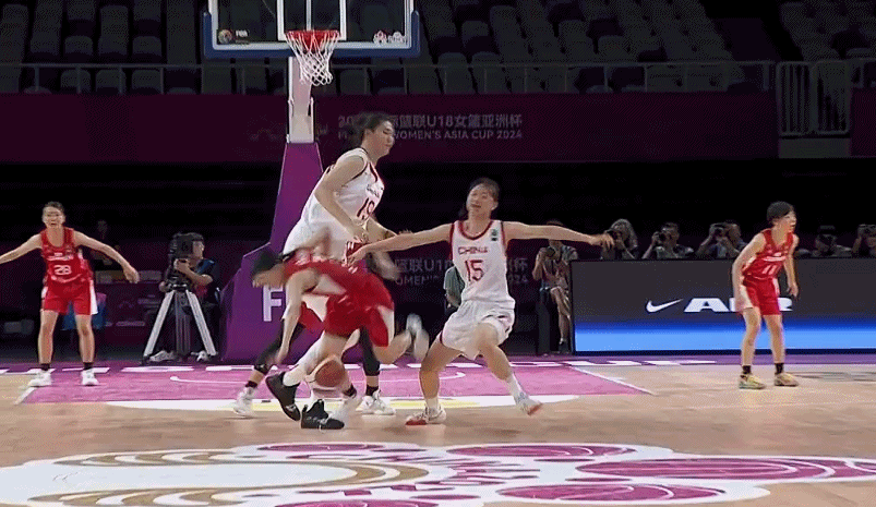 董作基与张子宇碰撞后受伤离场 后者被判身体犯规 