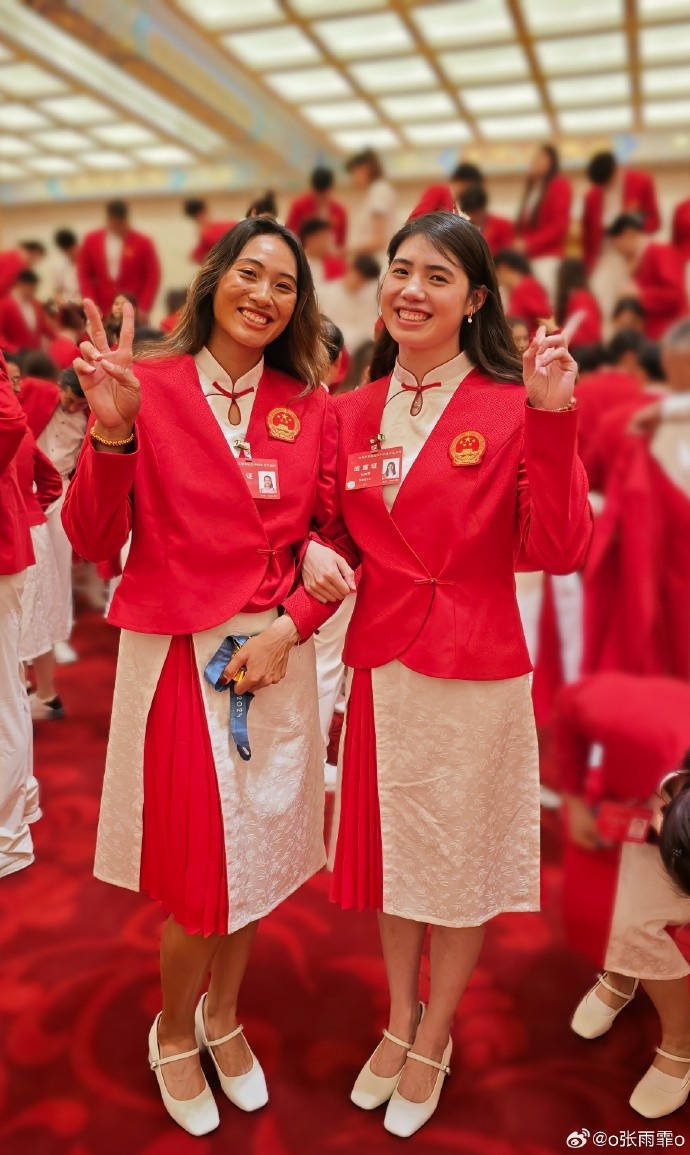 张雨霏:见到郑钦文私下很小女孩一面 很细的胳膊能打这么久的球