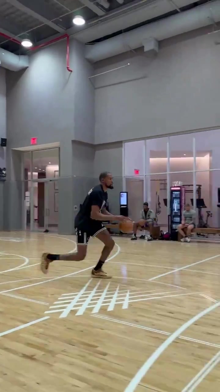 纷纷扰扰与我无关🏀！杜兰特与CJ现身训练馆一起练球！