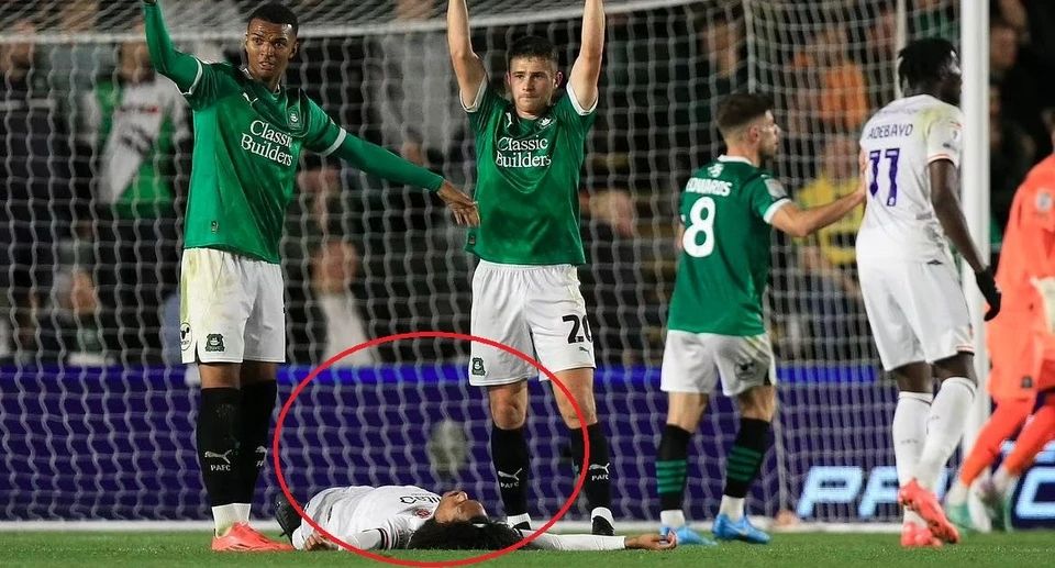 疑似脑震荡 前曼联球员陈达毅在场上长时间不动引发担忧